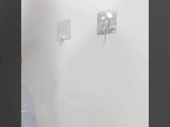 De Haken van de badkamersmuur